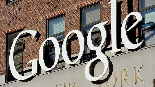 El logo de Google cuelga de una de las oficinas en Nueva York