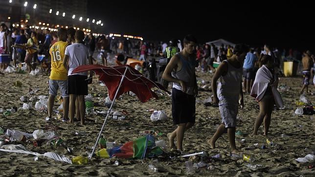 Estado de la playa Victoria tras la celebración de las barbacoas