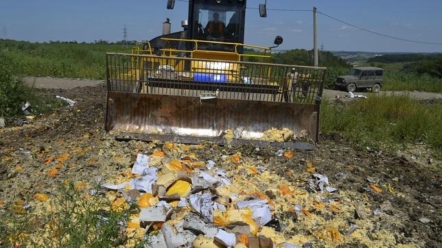 Un empleado ruso destruye con una bulldozer toneladas de comida