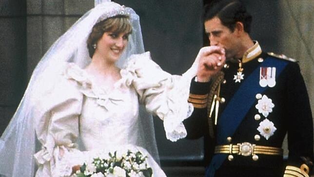 Diana de Gales y Carlos de Inglaterra el día e su boda