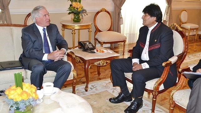 El presidente boliviano, Evo Morales (d), reunido hoy con el encargado de Negocios de Estados Unidos en Bolivia, Peter Brennan
