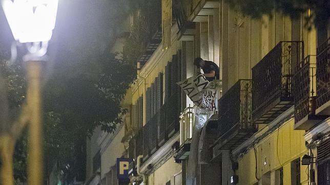 La Policía Nacional desaloja de madrugada el Patio Maravillas, okupado desde hace dos meses