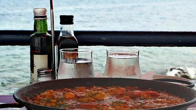 Paella tradicional junto al mar, en La Isleta