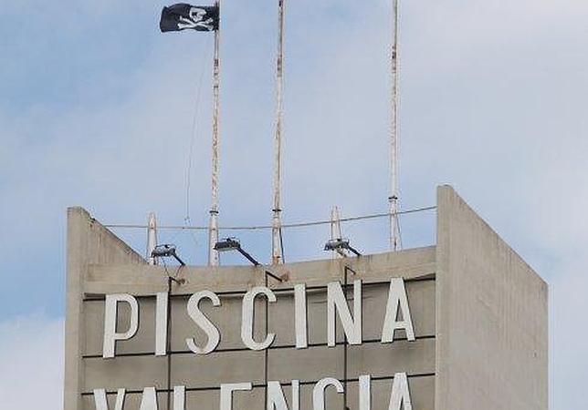 Aparece una bandera pirata en la terraza de la Piscina de Valencia