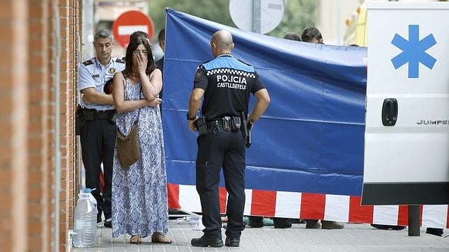 Muere una mujer en Castelldefels apuñalada en la calle por su expareja