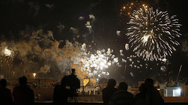 Casi 400 palmeras y 63.500 cohetes iluminarán este jueves el cielo de Elche durante la Nit de L'Albà