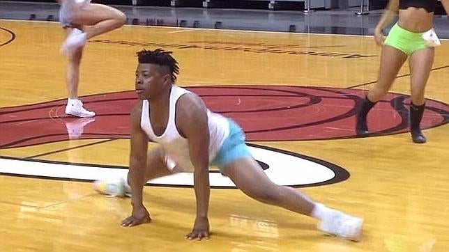 Un hombre se presenta como candidato a cheerleader de los Miami Heat