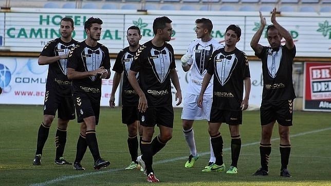 Los jugadores de la Cultural Leonesa con la camiseta del esmoquin