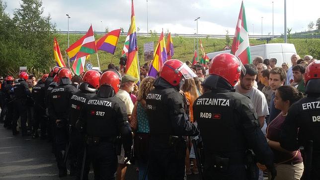 Independentistas y republicanos dan la nota en el regreso de los toros a San Sebastián