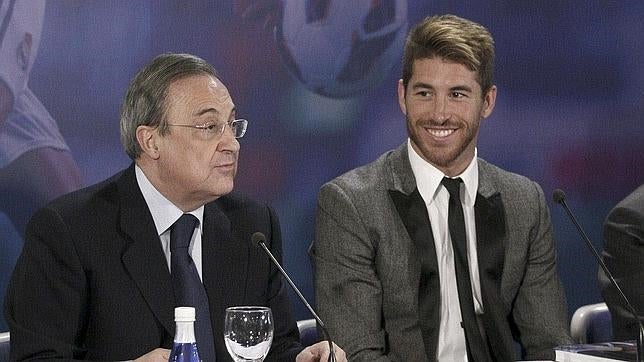 Sergio Ramos sí acude al palco con Florentino Pérez