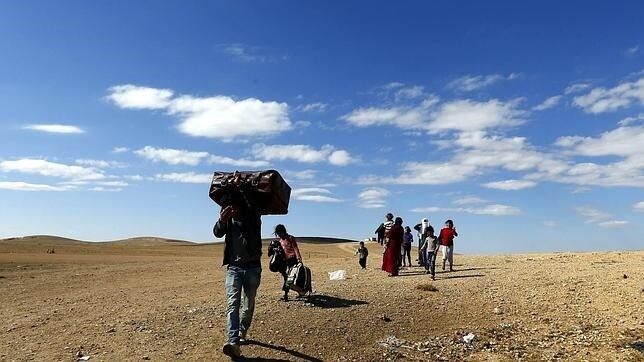 Un grupo de refugiados sirios en la frontera con Turquía