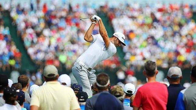 Dustin Johnson (-6) vuelve a presentar sus credenciales para ganar un «major»