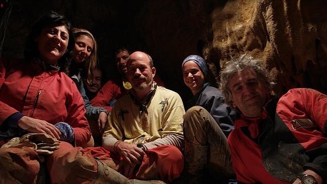 El antropólogo Juan Luis Arsuaga en Atapuerca con otros investigadores en 2014