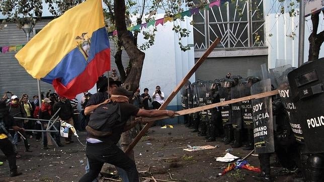 El paro nacional en Ecuador deja heridos, detenidos y vías cerradas