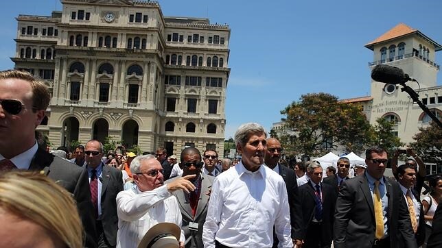 John Kerry recorre el centro histórico de La Habana acompañado de Eusebio Leal, historiador de la ciudad