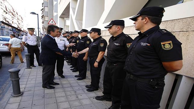 El director general de la Policía, Ignacio Cosidó, ha viajado hoy a Alicante para informar sobre el «Plan contra la Delincuencia Urbana Itinerante»