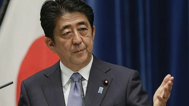 Shinzo Abe ofrece un discurso con motivo del aniversario del fin de la Segunda Guerra Mundial en Tokio