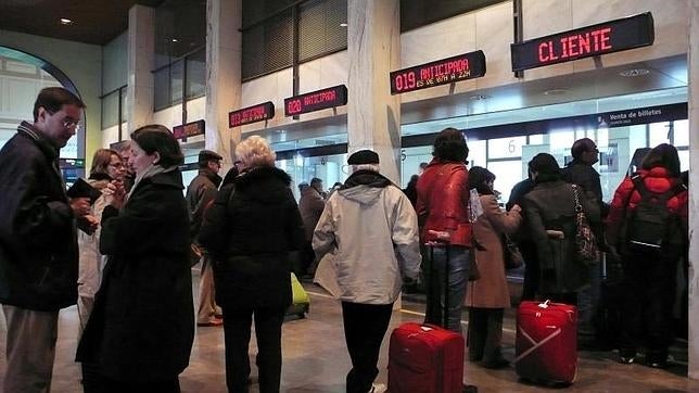 Comprar los billetes de tren en taquilla será más caro a partir de ahora