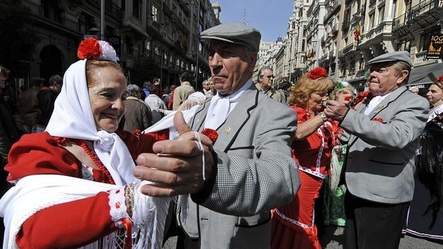 Parejas bailando el chotis en la Gran Vía