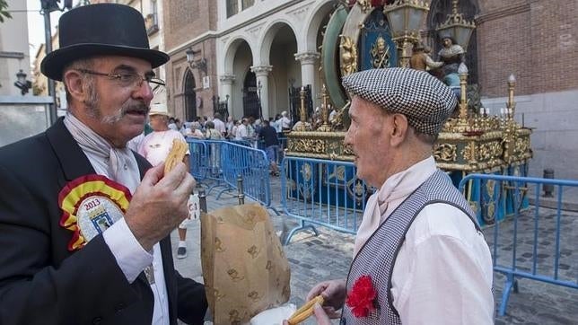 Dos chulapos madrileños ante la iglesia de Nuestra Señora de la Paloma