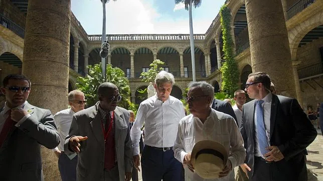 Kerry visita por sorpresa La Habana Vieja