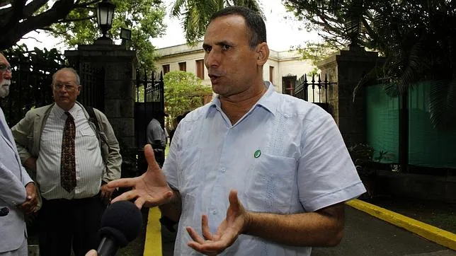 El disidente José Daniel Ferrer, a la salida de una recepción en la residencia del embajador de Estados Unidos en Cuba