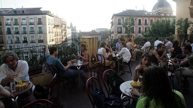 Terraza llena de gente en el barrio de La Latina