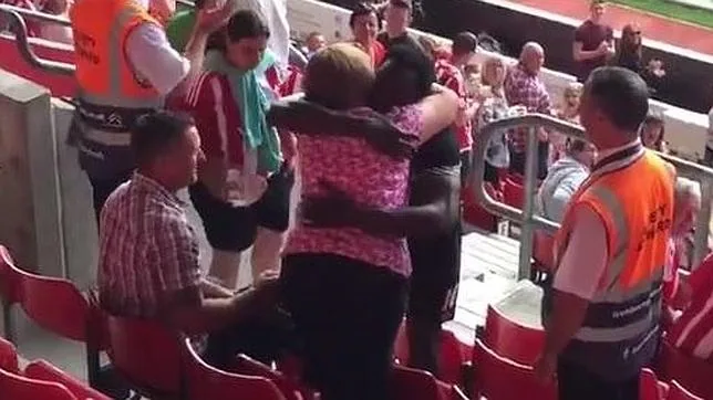 Lukaku se abraza con la aficionada del Southampton