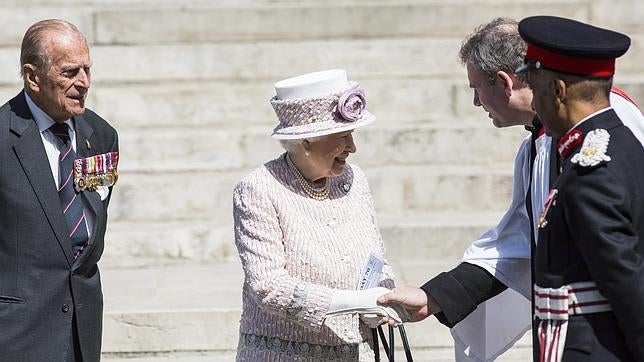 La Reina Isabell II conmemora la rendición de Japón en una ceremonia solemne