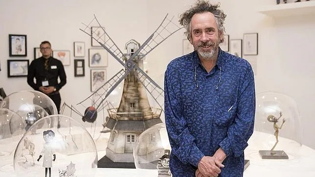 Tim Burton, ante uno de los objetos de la muestra