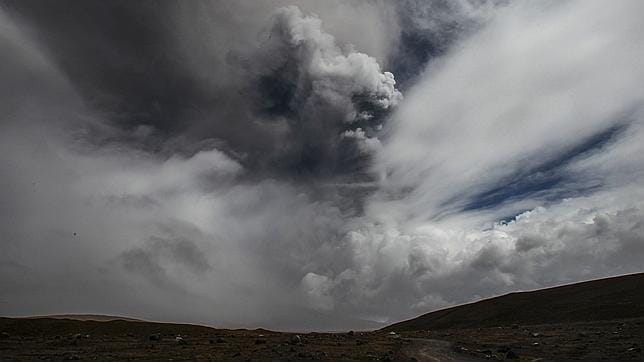 Fotografía de la columna de ceniza tras una erupción del volcán Cotopaxi