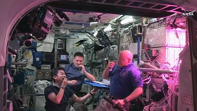 Astronautas de la Estación Espacial Internacional degustan la lechuga cultivada en el espacio