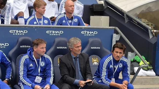 El nuevo cuerpo médico del Chelsea, detrás de Mourinho en el duelo ante el Manchester City
