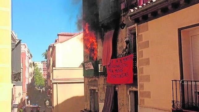 Así fue el espectacular incendio del edificio «okupa» de Lavapiés