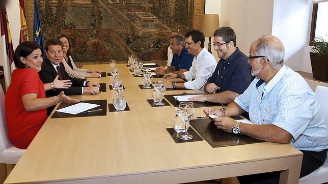 Un momento de la reunión de García-Page este domingo con el comté de empresa de Elcogas