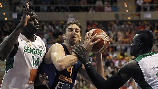 España arrasa a Senegal con su defensa y tiro exterior