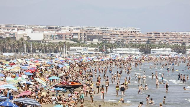 Hallan un cadáver flotando frente a la playa de Las Arenas