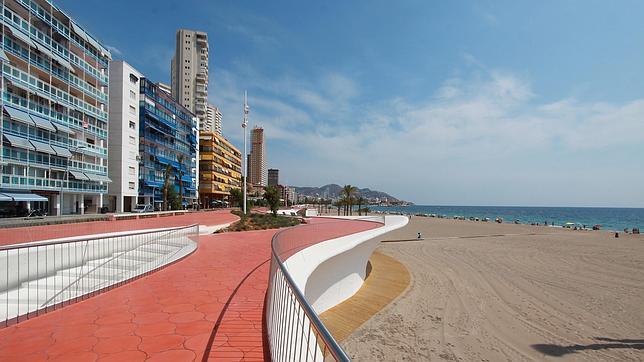 La mordedura de un pez a un niño obliga a cerrar la playa de Poniente en Benidorm