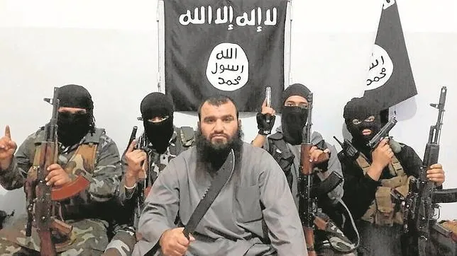 Terroristas de Estado Islámico, con un cabecilla al frente, en actitud amenazante