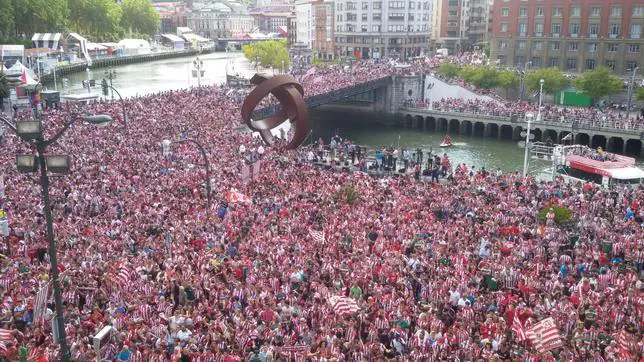 Vista de la afición del Athletic desde el balcón del Ayuntamiento de Bilbao