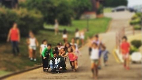 David Bustamante sobre el monopatín de su hija