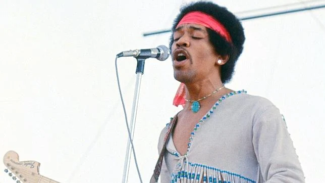Jimi Hendrix en su famoso concierto en «Woodstock»