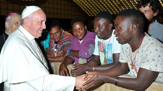 El Papa Francisco saluda a unos inmigrantes nigerianos