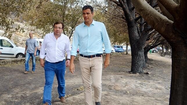 Pedro Sánchez acompañado por el presidente extremeño, Guillermo Fernández Vara este domingo
