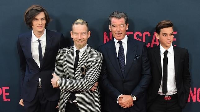 Pierce Brosnan presume de hijos en la alfombra roja