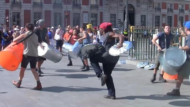 Espectáculo de percusión y danza en plena Puerta del Sol