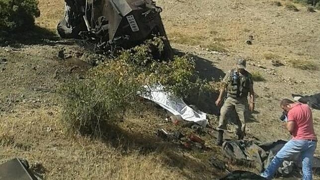 El vehículo del Ejército turco, destrozado después del atentado en Siirt, al sureste del país