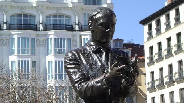 Escultura de Federico García Lorca en la plaza de Santa Ana