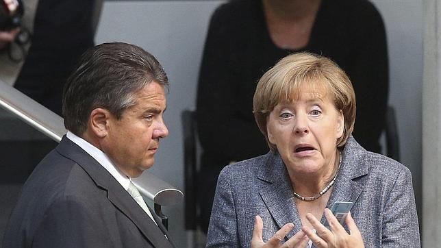La canciller alemana, Angela Merkel (d), junto al ministro de Economía alemnán, Sigmar Gabriel, durante el debate y votación del tercer rescate a Grecia en el Bundestag (cámara baja) alemán