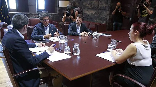 Clavijo (de espaldas) y Hernández reunidos con directivos de La Caixa en Canarias